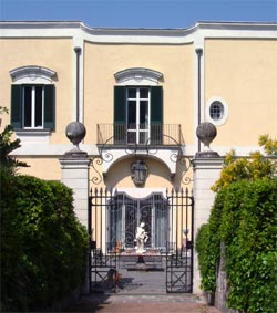 http://www.villasangennariello.com/img/bb3.jpg